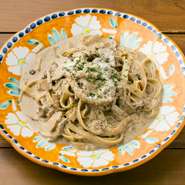 坂本氏が以前働いていた【アルポルト西麻布】のレシピを再現。乾燥ポルチーニを加え、濃厚なきのこソースに仕上がっています。旨みを凝縮させたソースは、やみつきになる味わいです。