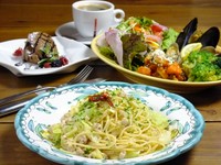 ・前菜の盛り合わせとお野菜たっぷりサラダ
・ピッツァorパスタ
・デザート
・お好きなドリンク
※＋990円にて本日のお肉料理をお付けいたします。