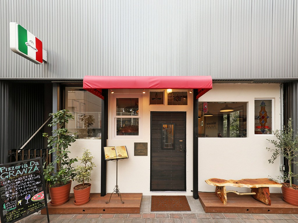 イタリアの国旗カラーの看板が目印