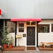 イタリアの国旗カラーの看板が目印