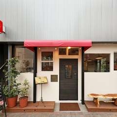 イタリアの国旗カラーの看板が目印