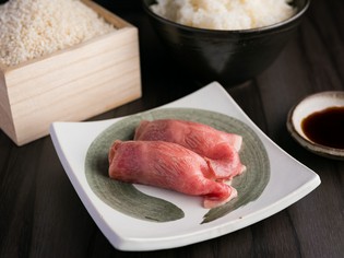 上質で甘みの多い脂が口の中でとろけるような『贅沢肉巻き寿司』