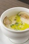 出汁は昆布と鯛のアラでとっております。蒸したハマグリ、じっくりと炒めた玉ねぎ、ベーコンを使用してクリームスープに仕上げた逸品です。
