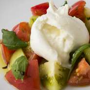 MOZZARELLA CHEESE CAPRESE　モッツァレラチーズのカプレーゼ