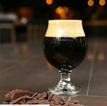 ふんだんに使用したローストモルトによるコーヒー、チョコレートを想わせる濃厚さの中にバニラビーンズの甘い香りをプラスし、バニラチョコレートコーヒーを想わせるクラフトビール。
おすすめ
M：800円
L：1100円