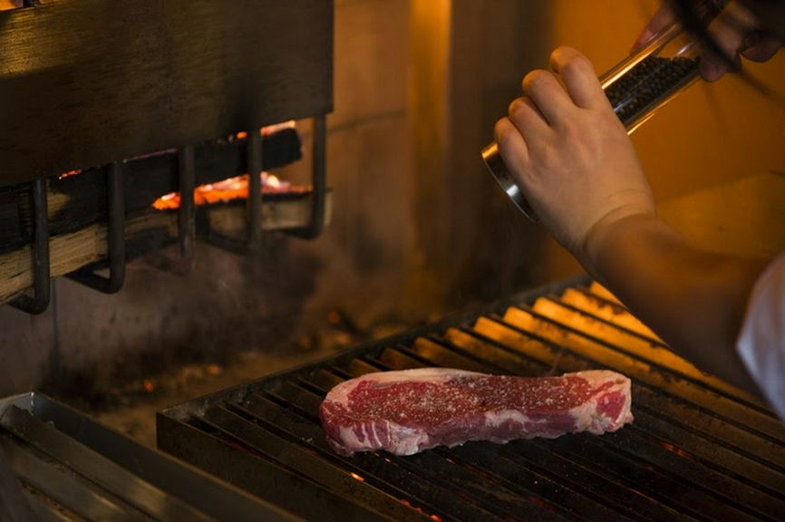 薪火で焼く、グリルステーキは通も唸る絶品のヒトサラ。