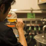 店内で醸造されるクラフトビールを飲むために通う方も。