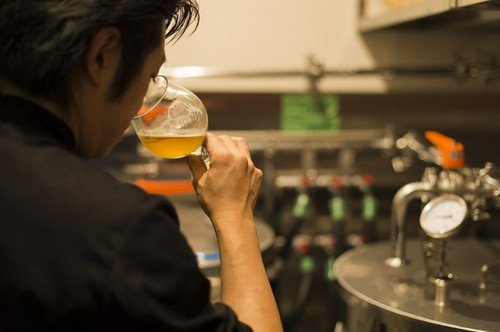 店内で醸造されるクラフトビールを飲むために通う方も。