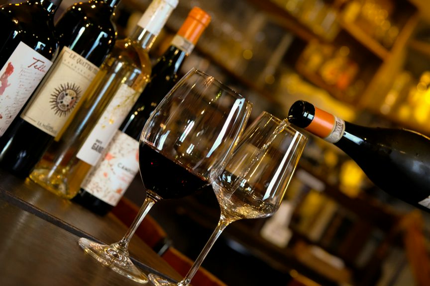 ワンコインでさまざまなグラスワインを飲み比べ
