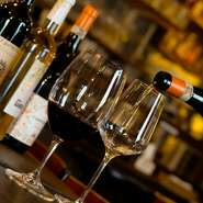 ボトルワインはその日おすすめの銘柄を赤・白それぞれ6～10種類と充実。グラスワインは一律500円、さまざまなワインの飲み比べができ、ワイン好きには堪りません。