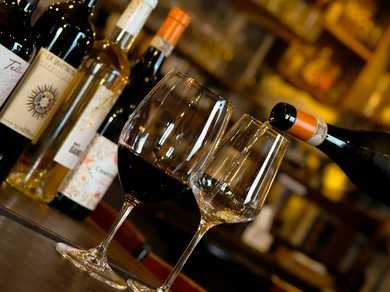 ワンコインでさまざまなグラスワインを飲み比べ