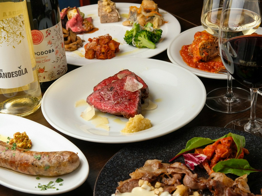 シェフが腕によりをかけてつくるコース料理