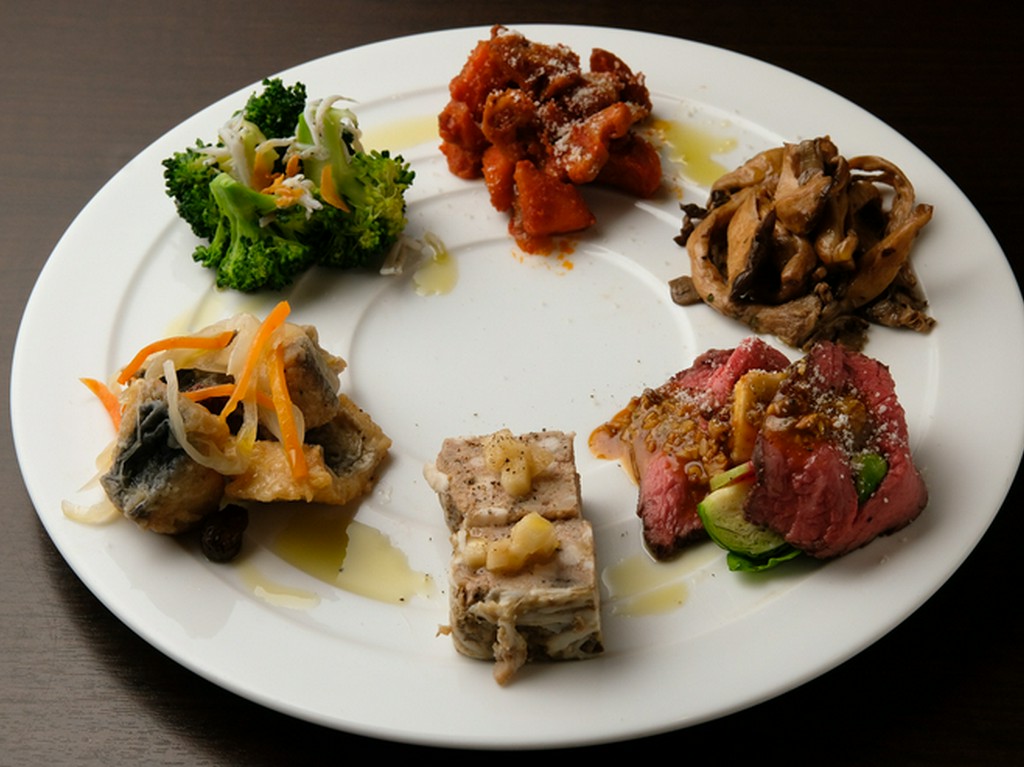 まずはこちら『前菜6種盛り合わせ』