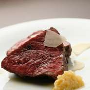 火入れにこだわった炭火焼は、熟成された肉の旨みを存分に味わうことができます。焼き上がりに少々時間はかかりますが、待つ価値アリの逸品です。