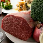 「なにわ黒牛」は、私自ら牧場に足を運び選んだ食材です。品質の良さはもちろんですが決め手となったのは生産者の肉に対する熱い想い。“美味しいお肉を発信していきたい”という生産者の想いも伝えていきたいです。