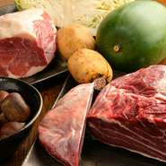 こだわりは馬肉だけではありません。熊本ブランド豚「天草ポーク」・ブランド地鶏「天草大王」などがあり、これらの鍋をオーダーすることもできます。野菜は市場のものに加えて熊本農家からの直送野菜も使用。