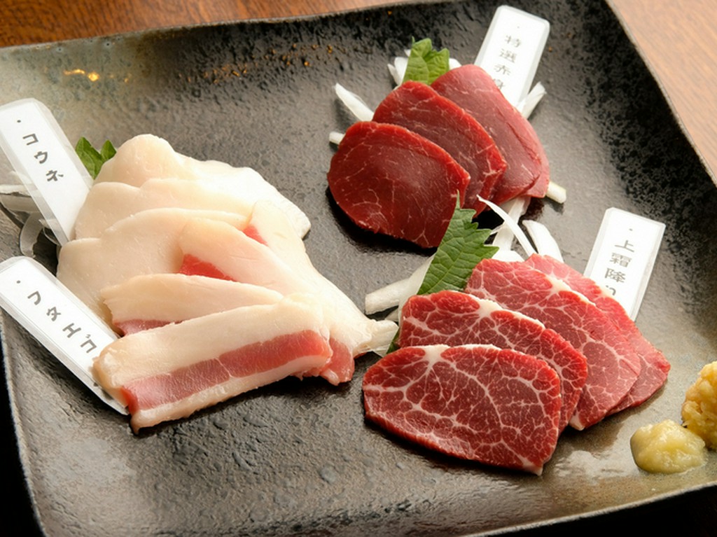 いろいろな部位を食べ比べできる『馬刺四種盛』