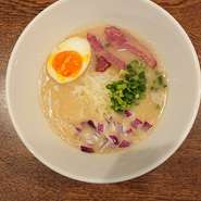 国産馬肉を3日間煮込んで仕上げたスープ
日本でも珍しい馬のエキスたっぷりの濃厚パイタン馬ラーメン
馬肉の燻製がトッピング
麺はスープとの相性抜群の平打ち麺
大盛りは1000円