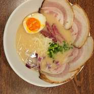 馬白湯ラーメンにブランド豚天草ポークのチャーシューをふんだんに使用
大盛りは1400円