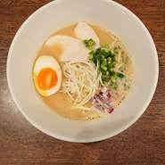 幻の地鶏【天草大王】を使用し丸鶏をまるごと煮込み上品かつ濃厚に仕上げたスープ
九州の甘い醤油でからめた絶品な味わい
自家製の鶏チャーシューをトッピング
麺は
スープと相性抜群の平打ち麺
大盛りは
1000円