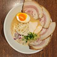 鶏白湯ラーメンにブランド豚天草ポークのチャーシューをふんだんに使用
大盛りは1400円