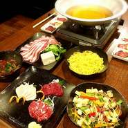 ☆ケーキについてはロールケーキまたはクレープケーキのご提供になります
☆2日前までの要予約
☆記念日のネームをお願いします。ロウソク入り用の方は本数をお知らせください
価格は税抜き
アルコール飲み放題1500円、ソフトドリンク飲み放題500円で追加可能