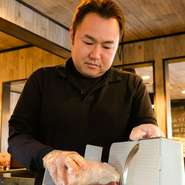 馬肉という普段あまりなじみのない食材がメイン。待ち時間を極力なくしたり、ビールを来店感謝価格で提供するなど気持ちのハードルを下げ、少しでも多くの方に馬肉を味わっていただけるように心掛けています。