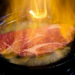 ビッグサイズの『牛肩ロースの石焼ガッツリステーキ』