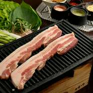 加工していない生の豚肉をじっくり焼いて、ごま油、自家製コチュジャンなどを使ったタレでいただきます。付け合わせは野菜たっぷりでとってもヘルシー。女性に人気のメニューです。