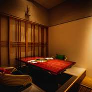 空間デザイナーの平澤太氏が手掛けた店内は、伝統的な韓国デザインを日本文化の中に取り入れた美しい空間。プライベートな時間を過ごしたい方におすすめの掘り炬燵完全個室。洗練されたお部屋で珠玉の料理を。