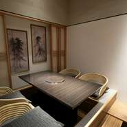 長谷川等伯の松林屏風図をはじめ日本文化を取り入れた美しい空間。プライベートな時間を過ごしたい方にオススメの掘りごたつ完全個室。洗練されたお部屋で珠玉の料理を。