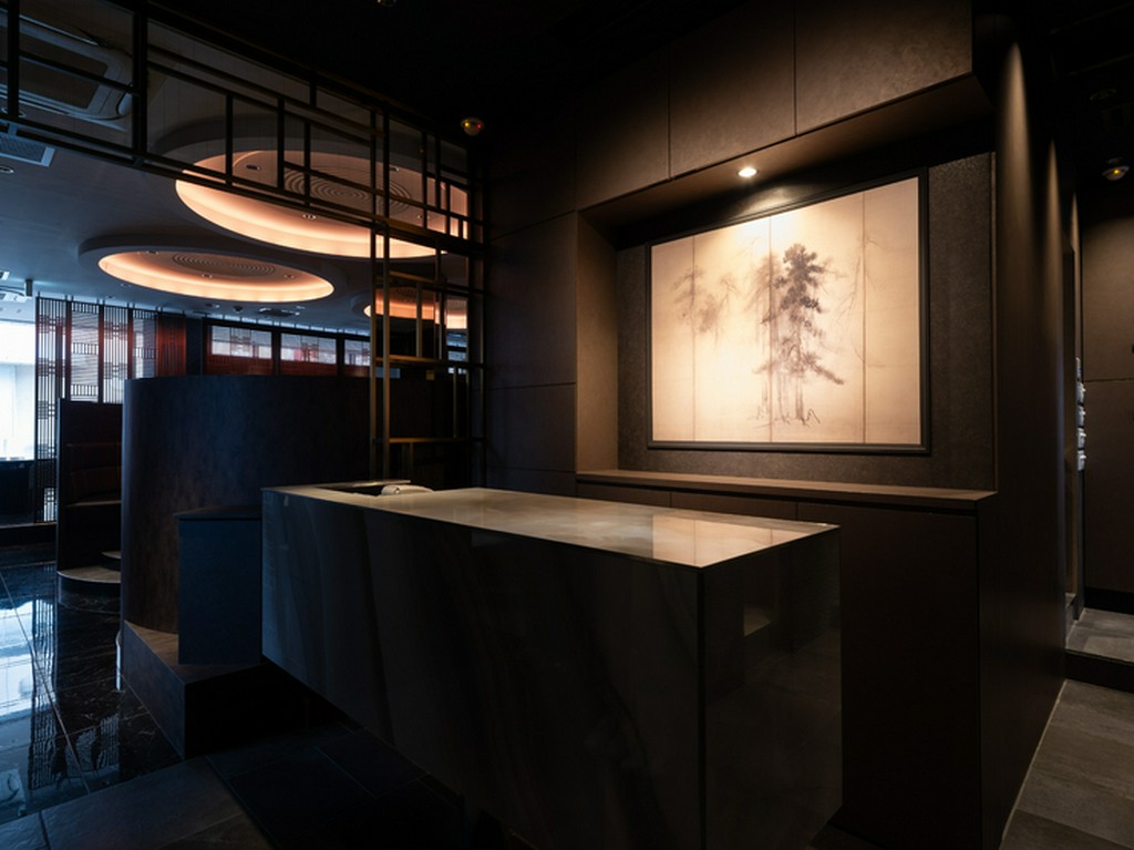 高級感あふれるシックな色合いの店内