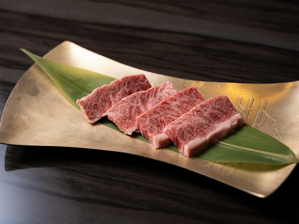 宮崎牛を中心とした高級部位が楽しめる、当店一番人気のコースとなっております。