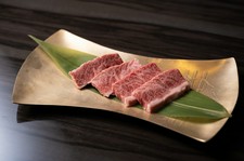 宮崎牛を中心とした高級部位が楽しめる、当店一番人気のコースとなっております。