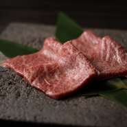 その日に入荷する国産黒毛和牛の中から、さらに厳選した赤身肉を使っています。部位もその時々で変わるので、食べ比べにもオススメ。鮮度も肉の香りも格別で、味わいも濃厚でしっかりとしています。