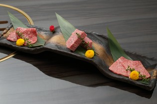 日ごとに変わる、国産黒毛和牛の『赤身の盛り合わせ』