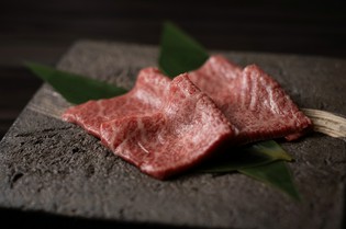 日ごとに変わる、国産黒毛和牛の『赤身の盛り合わせ』