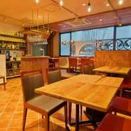 2階のテーブル席は、パーテーションで区切って半個室としての利用が可能です。ゆったりと、お二人だけの時間をお楽しみください。