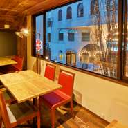 1階、2階ともに、夜間は街路樹のイルミネーションを楽しみながらのお食事が人気です。　窓際のお席をご希望のお客様は、混み合うためお早めにご予約下さい。　なお、ご予約の際に窓際希望の旨をお伝えください。