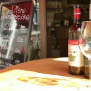 ランチでは解放感あるテラスやガラス張りの店内、外の街並みも感じつつ気分の良いランチタイムが楽しめます。夜になれば大人の雰囲気も感じさせつつ、カジュアルな雰囲気も、気軽に洋食を楽しめるオシャレな空間。