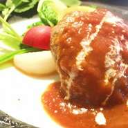 トマトデミグラスソースとモッツァレラチーズ
