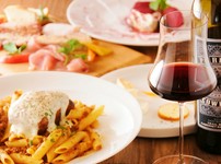 イルピアットと定番料理を組み合わせたコース内容と100種以上の飲み放題付コース。
