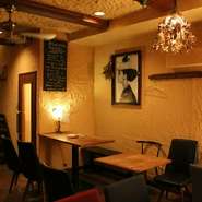 階段を登ると、どこか暖かい木のぬくもりある、オシャレ空間がお出迎え。落ち着いた雰囲気の空間を様々なシーンでご利用下さい。
