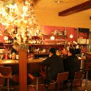 お一人様でもゆったりとお料理、お酒をお楽しみ頂けるカウンター席もございます。ゆったり寛ぎながら、大人の時間をお過ごし下さい。