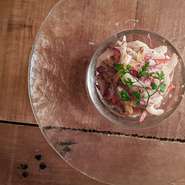 柔らかな鶏むね肉をお野菜と共に、ビネガーとマスタードで仕上げたさわやかな一品。