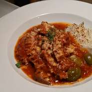 ハチノスとギアラのピリ辛トマト煮込み。ビールによく合います。