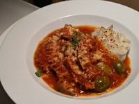 ハチノスとギアラのピリ辛トマト煮込み。ビールによく合います。