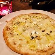 ４種のチーズのpizza！お好みではちみつをかけてお召し上がりください。