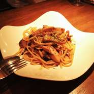 香り高いポルチーニ茸のクリームパスタ。
赤ワインとの相性もいい一品です。