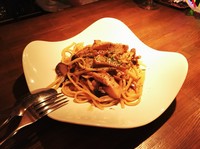 香り高いポルチーニ茸のクリームパスタ。
赤ワインとの相性もいい一品です。